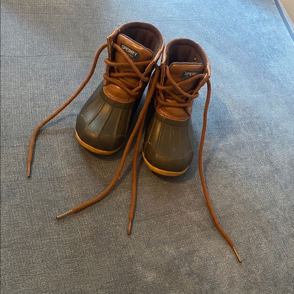Sperry Port Tan and Black Lace-Up Boots